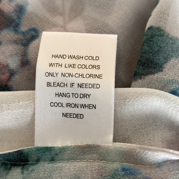 Daniel Rainn top. Sleeveless. Beautiful floral print on white. Size Medium
C - Picture 5 of 8